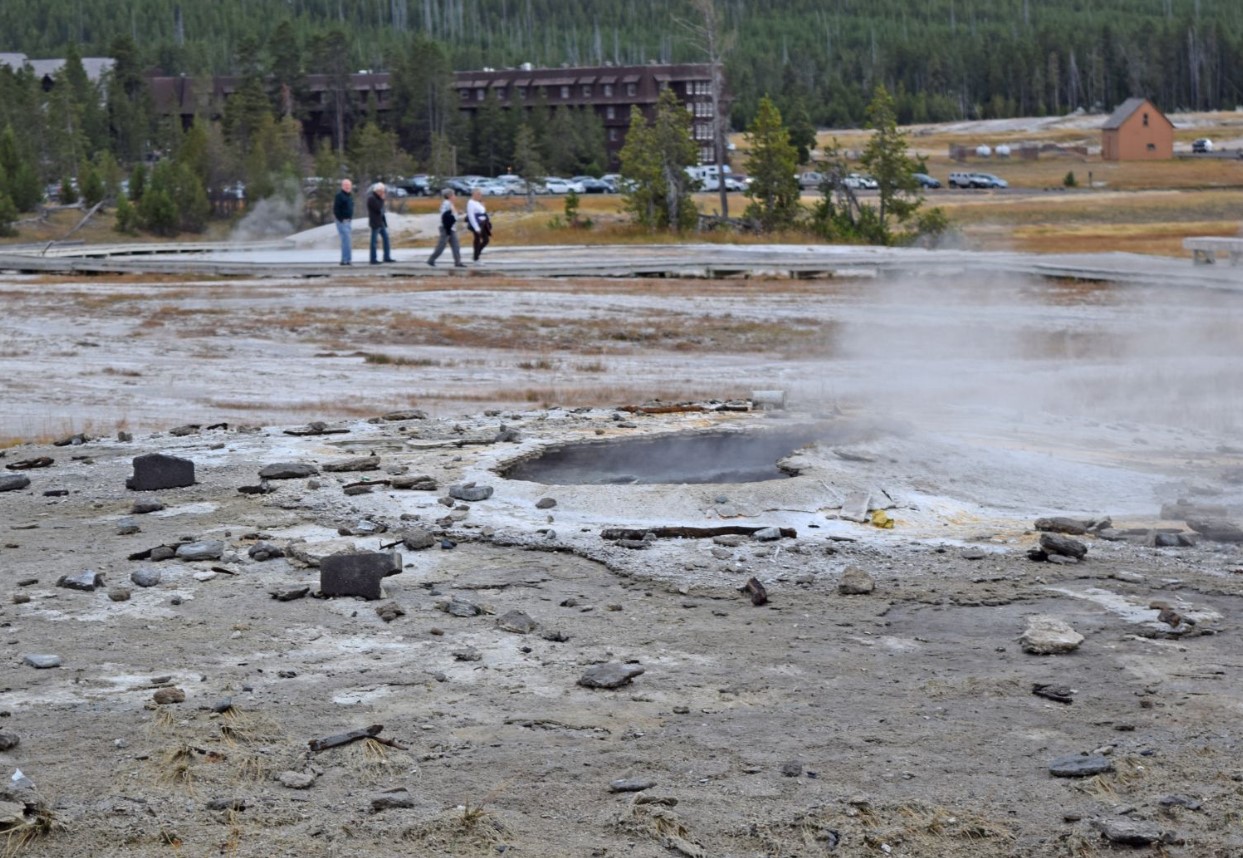 Pizzastykker, polaroidbilleder og over 300 hatte: hvad efterlades der i Yellowstones hydrotermiske områder?