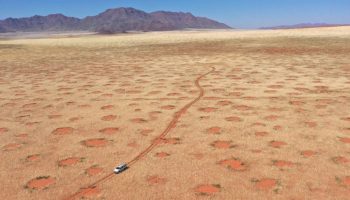 Namibia rummer et tusinder af år gammelt mysterium: guds striber deler ørkenen i hemmelige linjer