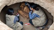 Mere end et dusin mennesker begravet med bundne hænder er blevet fundet i Peru