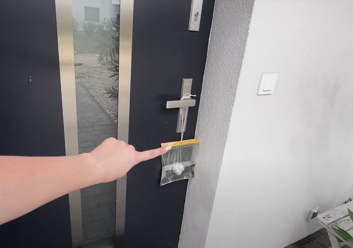 Hvorfor pakker folk dørhåndtag ind i aluminiumsfolie? Hvordan det forbedrer hjemmets sikkerhed