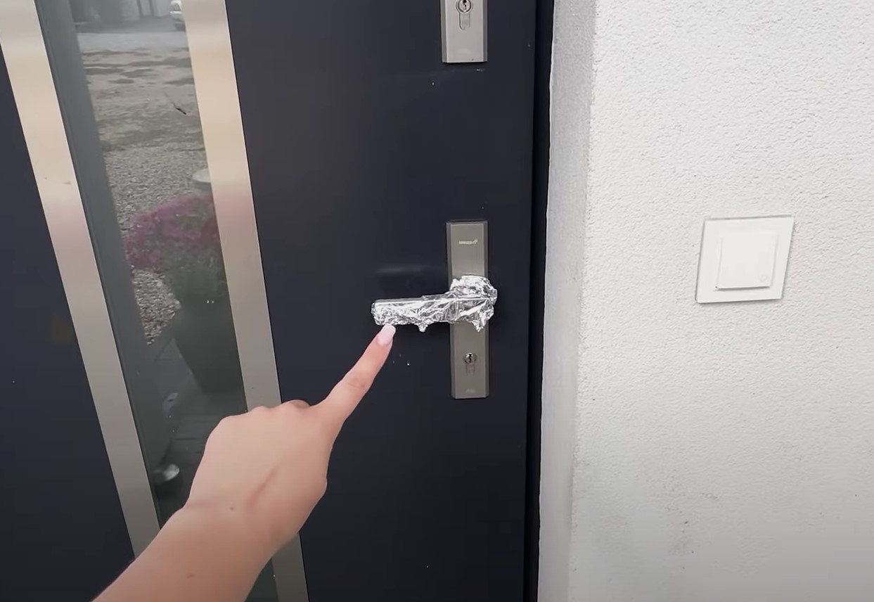 Hvorfor pakker folk dørhåndtag ind i aluminiumsfolie? Hvordan det forbedrer hjemmets sikkerhed