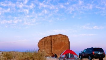 Det perfekte snit i ørkenen: hvem splittede Al-Naslaa-klippen for tusinder af år siden, og hvorfor?