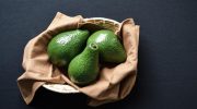 Smid ikke avocadoskaller væk. Bland dem med en billig ingrediens for at lave en fremragende gødning.