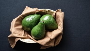 Smid ikke avocadoskaller væk. Bland dem med en billig ingrediens for at lave en fremragende gødning.