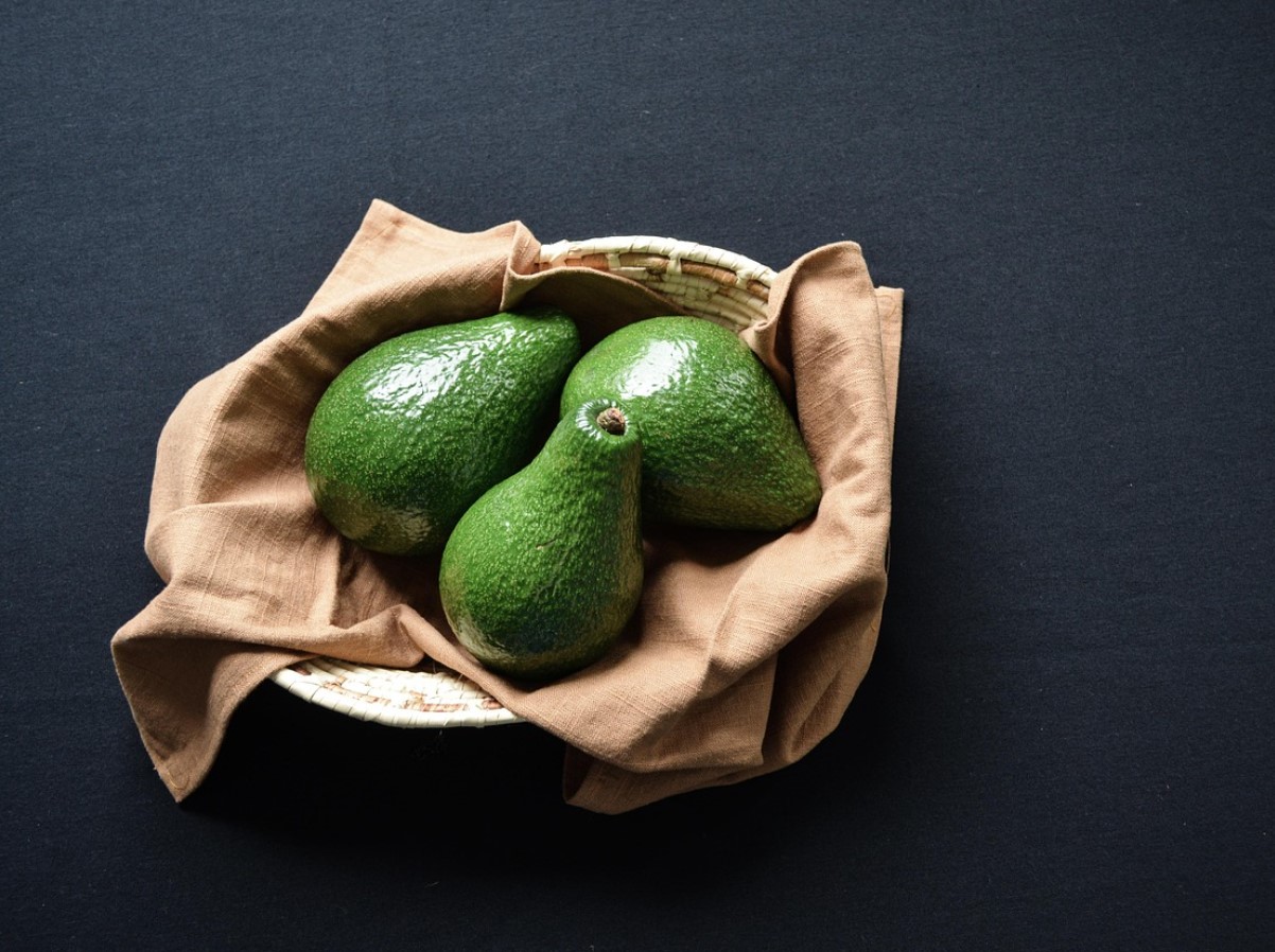 Smid ikke avocadoskaller væk. Bland dem med en billig ingrediens for at lave en fremragende gødning.