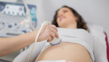 Gravid kvinde chokeret efter at hendes ultralydsbilleder har en 'uhyggelig' lighed med hendes hund