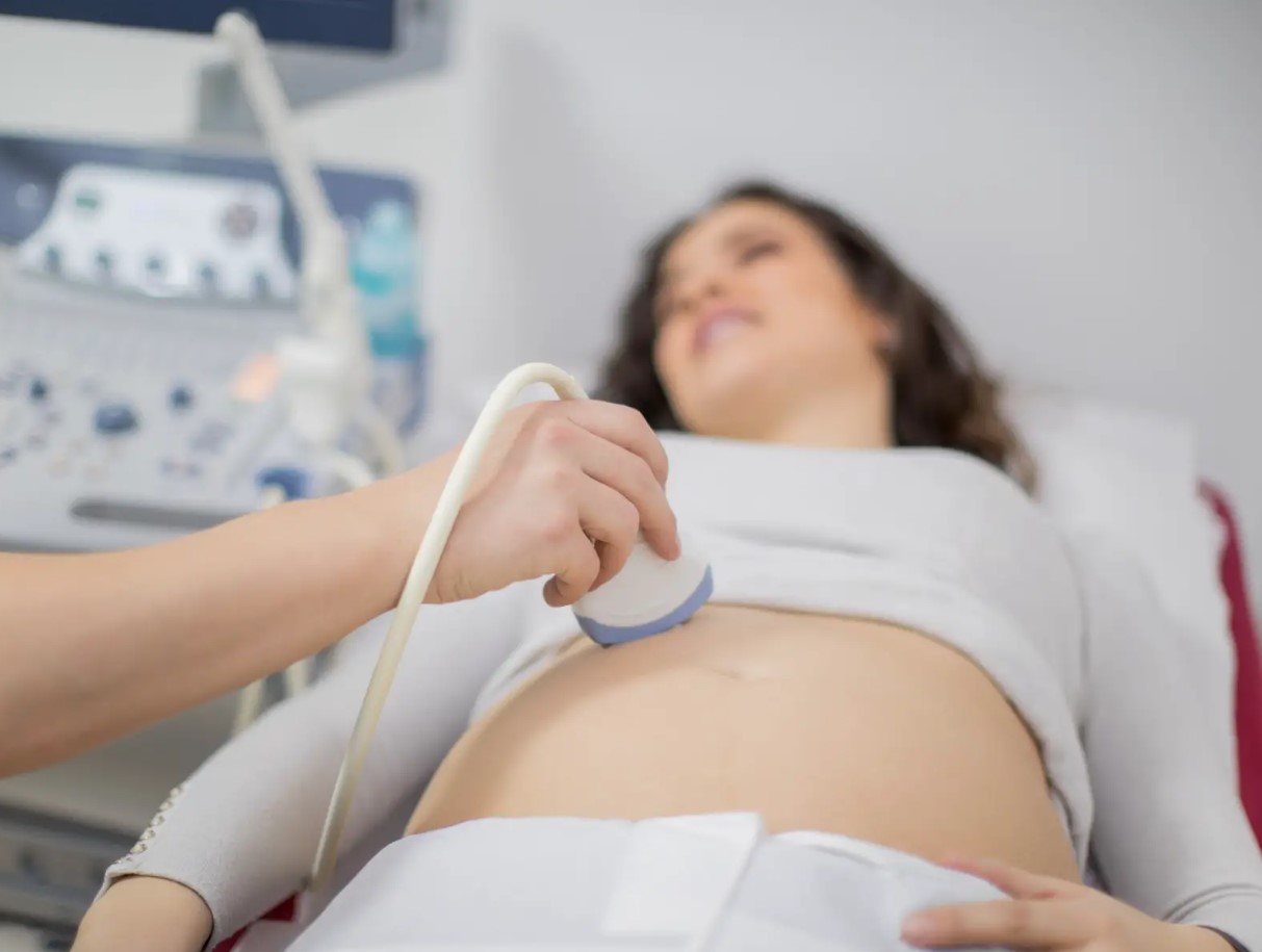 Gravid kvinde chokeret efter at hendes ultralydsbilleder har en 'uhyggelig' lighed med hendes hund