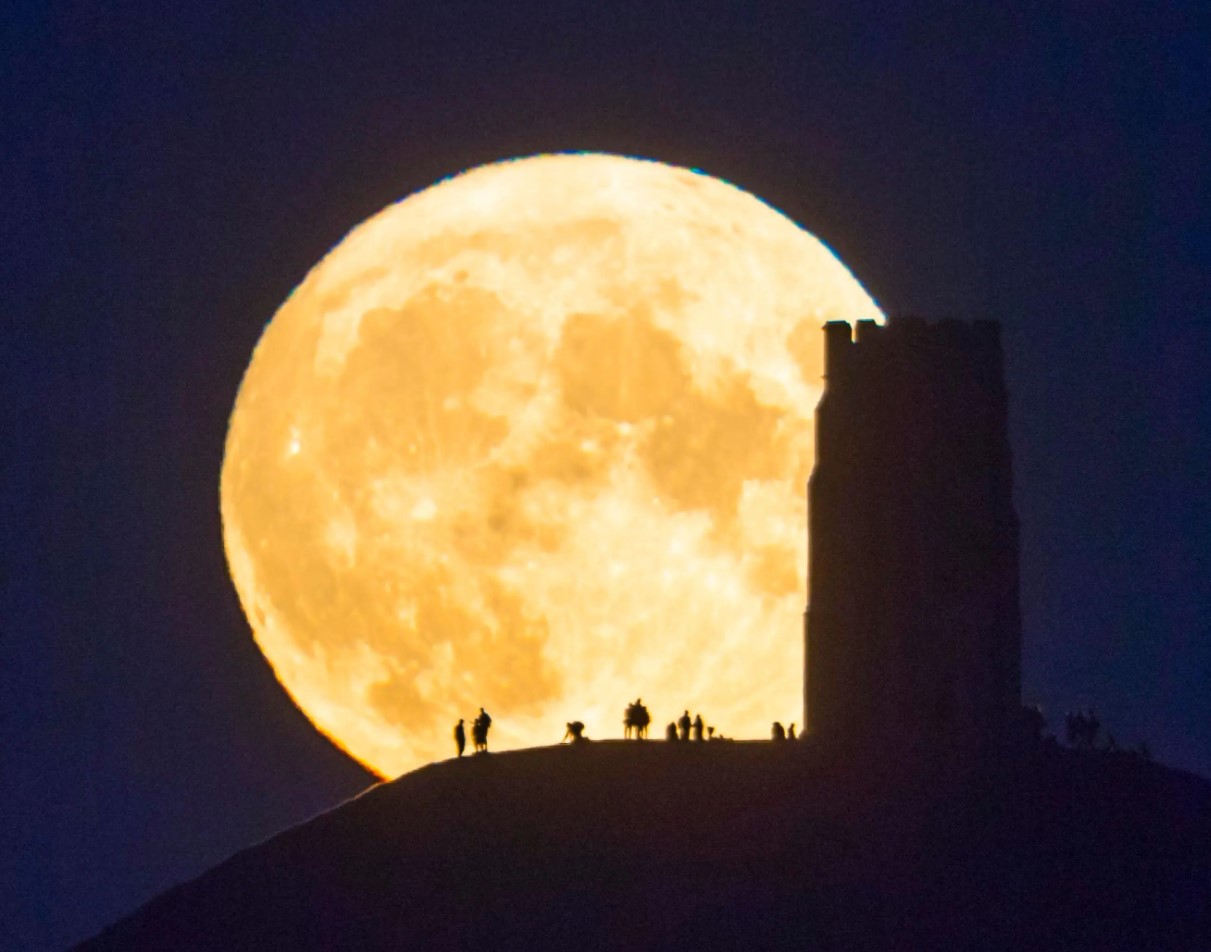 Årets største måne vil være synlig i morgen aften