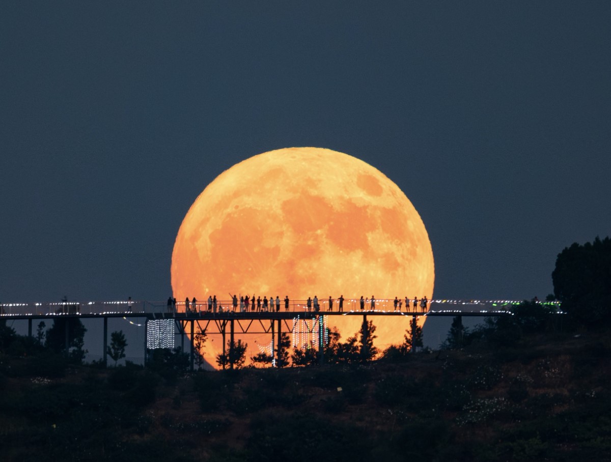 Årets største måne vil være synlig i morgen aften