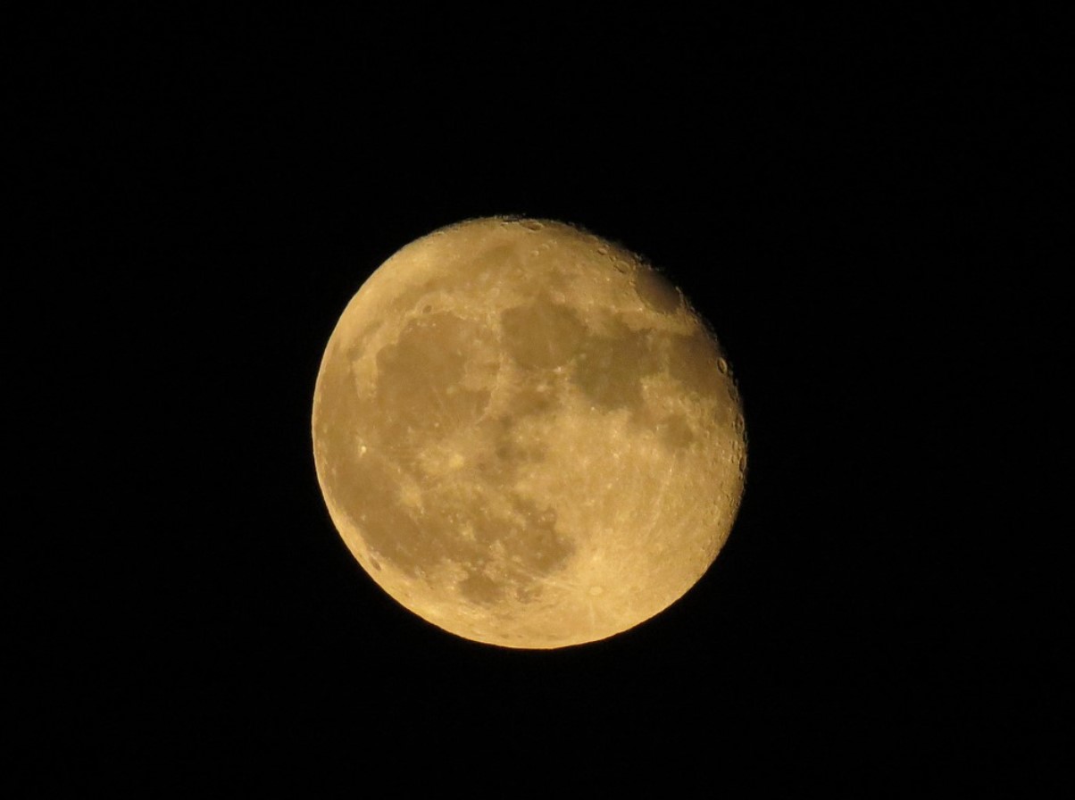 Årets største måne vil være synlig i morgen aften